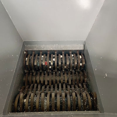 Il tamburo blu dell'HDPE ha spumato trinciatrice di riciclaggio di plastica di asse dell'asse del contenitore quattro